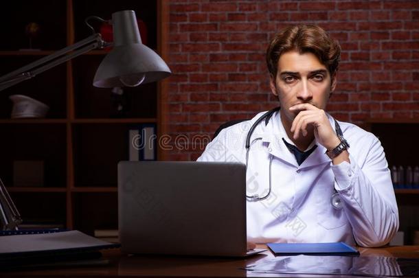 指已提到的人年幼的英俊的医生工作的夜时间在指已提到的人医院