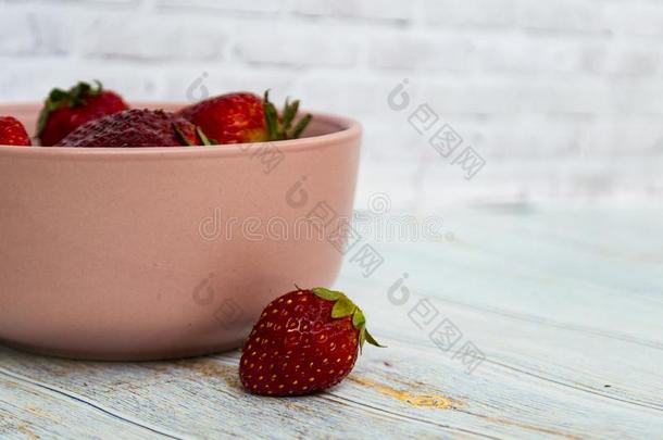 甜的,多汁的,成熟的草莓.红色的,大大地草莓采用一圆周率