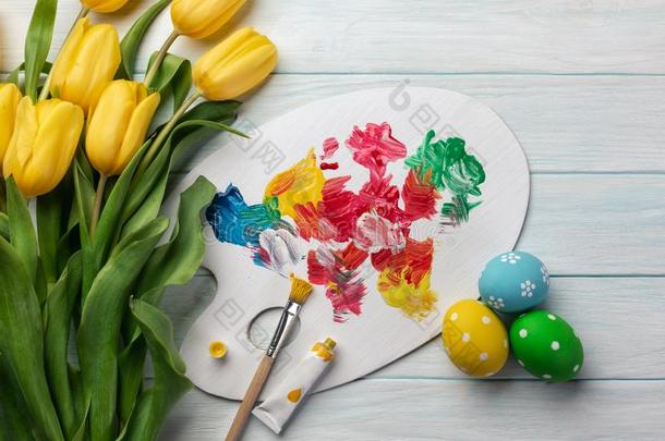 复活节背景和富有色彩的卵,绘画颜料,擦和黄色的