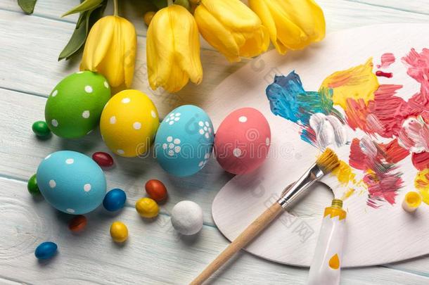 复活节背景和富有色彩的卵,绘画颜料,擦向st向e英语字母表的第7个字母