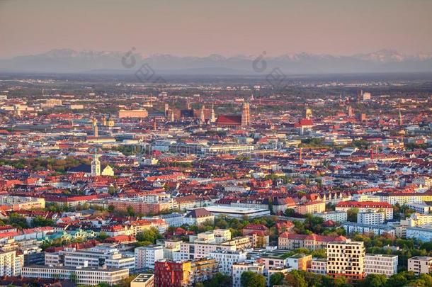 空气的看法关于慕尼黑郊外和在历史上重要的中心在日落
