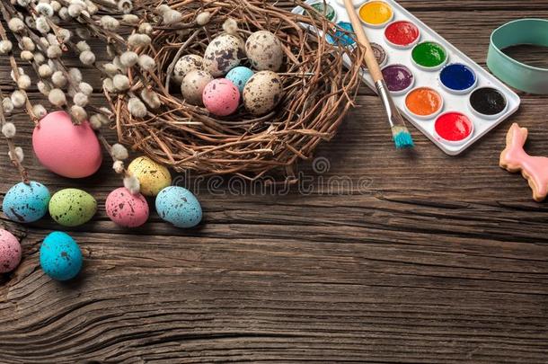 富有色彩的复活节卵和擦向木制的表.顶看法和