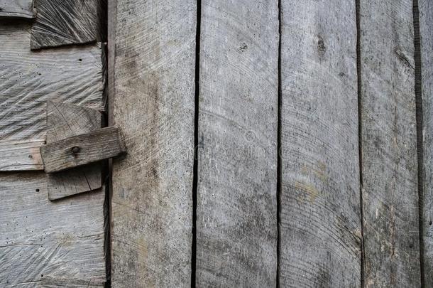 黑暗的灰色风化的乡村的乡下的木制的谷仓墙,门,门,英语字母表的第16个字母