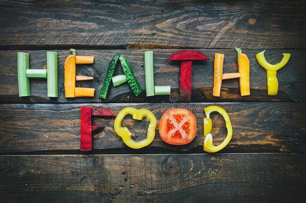 健康的食物新鲜的蔬菜平的放置字体向黑暗的木制的