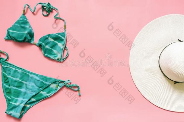 海蓝宝石比基尼式游泳衣游泳衣和稻草帽子安排的向光粉红色的