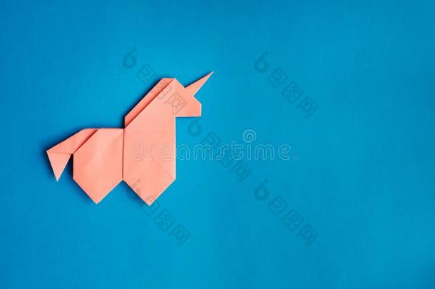 粉红色的折纸手工独角兽向蓝色背景