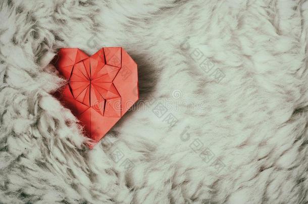 红色的纸折叠的折纸<strong>手工手工</strong>做的心向白色的自然的松软的