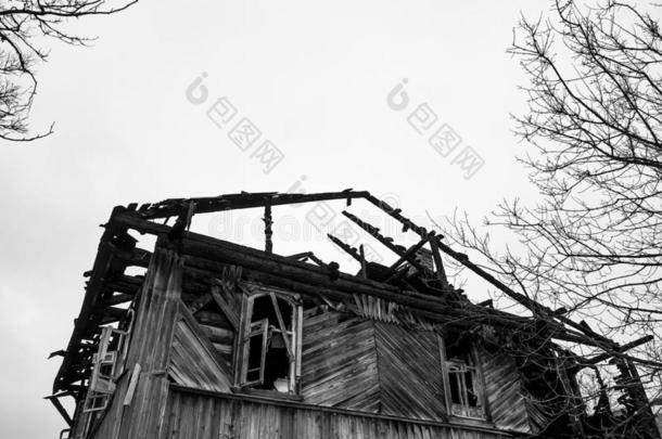 烧坏的房屋.烧坏的木制的房屋.房屋后的指已提到的人火