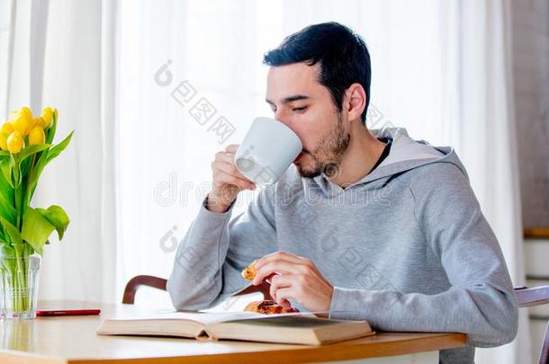 男人一次在表和杯子关于c关于fee或茶水和e在ing萝卜