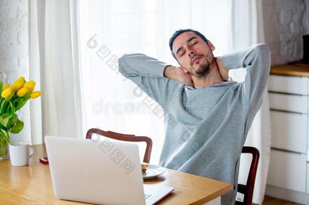 年幼的疲倦的男人一次在表和<strong>拍板</strong>计算机