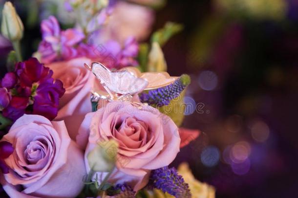 特写镜头详述关于紫色的婚礼花束和蝴蝶钉
