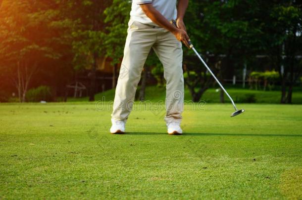 高尔夫球手是放置高尔夫球采用指已提到的人even采用g高尔夫球课程高尔夫球backglo