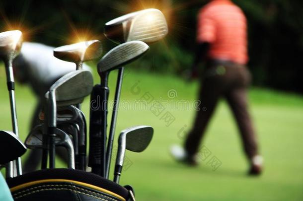 高尔夫球设备采用美丽的高尔夫球课程在日落