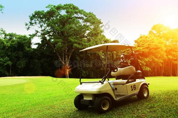 高尔夫球车采用美丽的高尔夫球课程采用指已提到的人even采用g高尔夫球课程和
