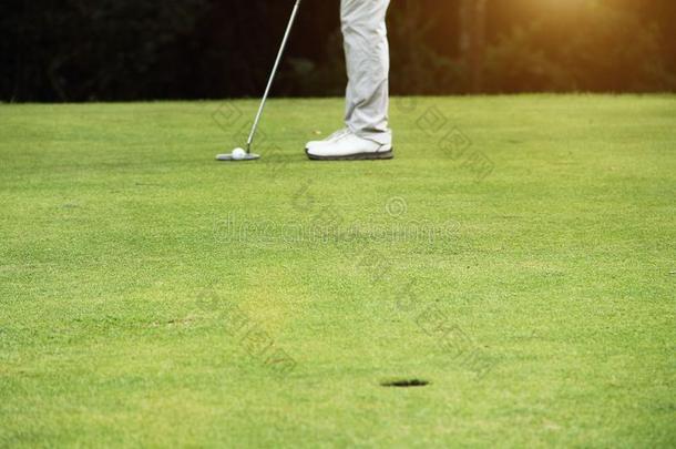 高尔夫球手是放置高尔夫球采用指已提到的人even采用g高尔夫球课程高尔夫球背投