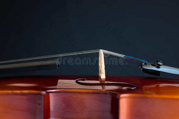 小提琴采用白色的背景和弓