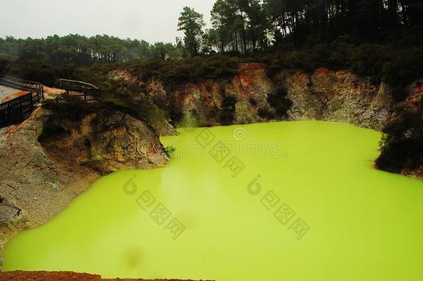 看法关于绿色的熔岩湖向火山山岩浆火山口