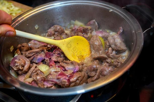 游戏匈牙利<strong>红</strong>烩牛肉采用罐和stirr采用g勺
