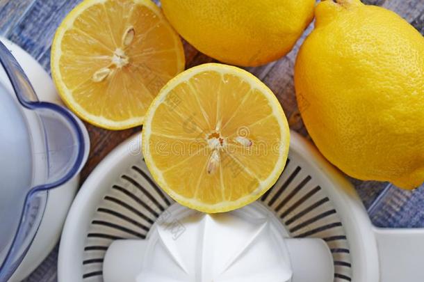新鲜的柠檬和柑橘属果树榨汁器向木制的背景.