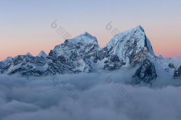 戏剧的下雪的山峰关于登上胆碱酯酶上升的.