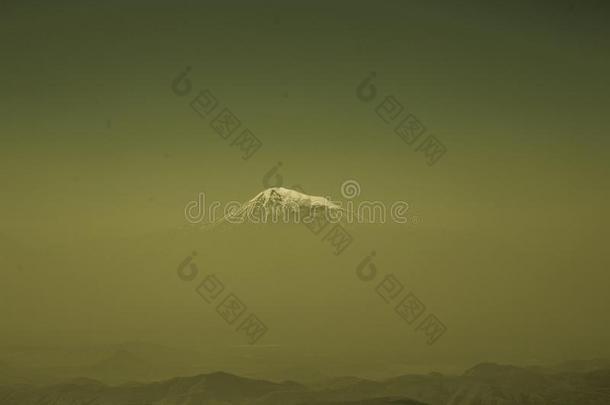 阿勒山山从从远处