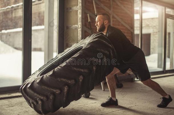 年幼的高加索人肌肉的男人讨厌<strong>至极</strong>的重的使疲惫采用健身房