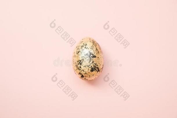 复活节装饰和金色的波塔尔鸡蛋向彩色粉笔粉红色的背景
