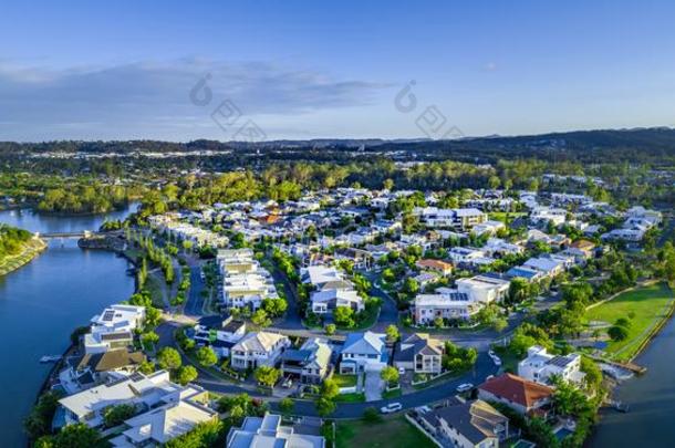 全景画关于芦苇丛生的小湾和奢侈住宅.