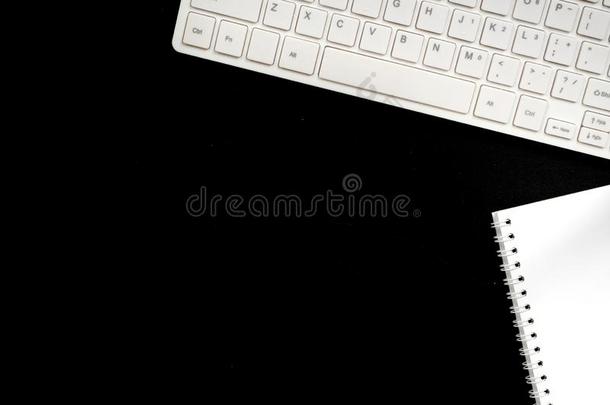 平的放置黑的表和白色的键盘和<strong>画板</strong>