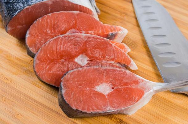 未煮过的鲑鱼牛排反对关于鱼块和刀