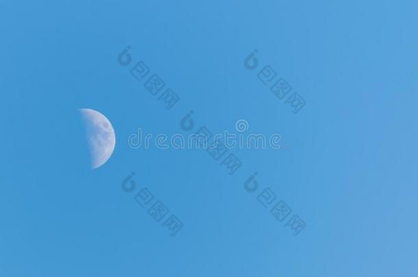 一半的月亮向一cle一r蓝色天