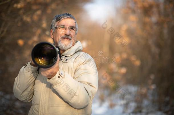 较高的男人全身心投入时间向他的特别喜欢的人业余爱好-pho向graphy