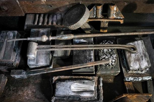 锻造车间,生产车间.铁匠工具和热的金属.