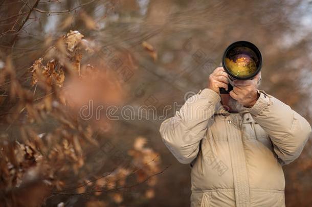 较高的男人全身心投入时间向他的特别喜欢的人业余爱好-pho向graphy