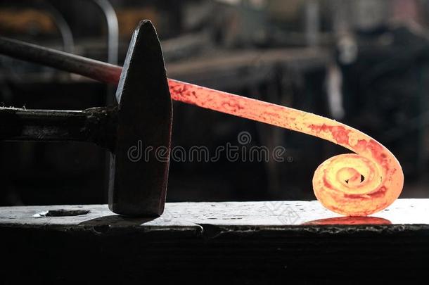 锻造车间,生产车间.铁匠工具和热的金属.