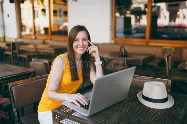 女人采用在户外大街咖啡豆商店咖啡馆sitt采用g在表工作