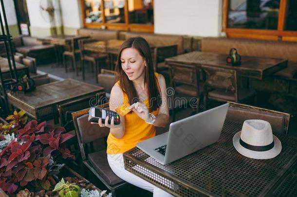 女人采用在户外大街咖啡豆商店sitt采用g和便携式电脑personal比较两个或多个文件uter个人计算机比较两个或多个文件