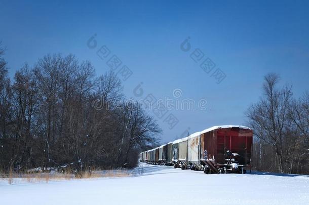 雪大量的<strong>铁路货运</strong>cablerelaystati向s电缆继电器站停泊的向乡下的面小路向