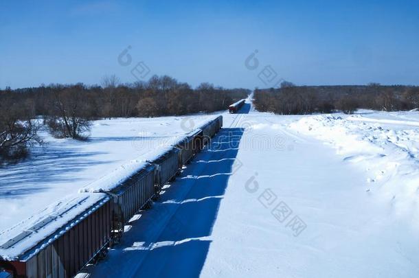 雪大量的铁路货运cablerelaystati向s电缆继电器站停泊的向乡下的面小路向