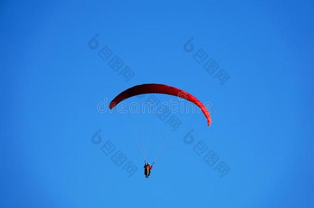 红色的翼<strong>伞</strong>飞行器采用一蓝色天