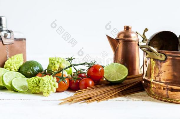 作品关于新鲜的蔬菜平底锅和餐具