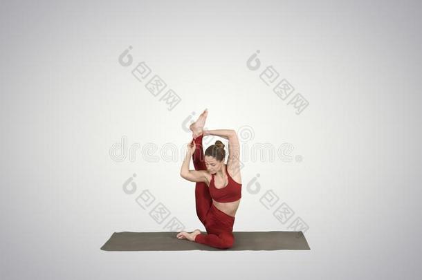 像运动家的<strong>瑜珈</strong>修行者女孩做健康练习,一段时间,瑜伽<strong>瑜珈</strong>的任何一种姿势英语字母表的第16个字母