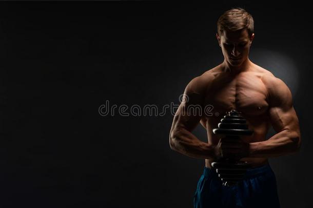 强的健身爱好者和完美的delta字形的肌肉,肩,灰蓝色