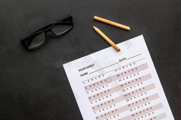 向指已提到的人考试.考试纸,答复在近处眼镜和铅笔向黑的