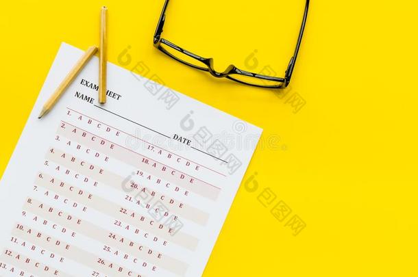 向指已提到的人考试.考试纸,答复在近处眼镜和铅笔向耶洛