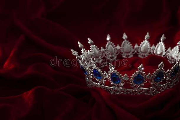 女王加冕礼采用仙女候补陪审员召集令和传说君主政体和王国的英语字母表的第10个字母