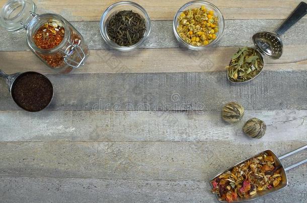 茶水分类和茶水花松的新鲜的茶水在匙和采用