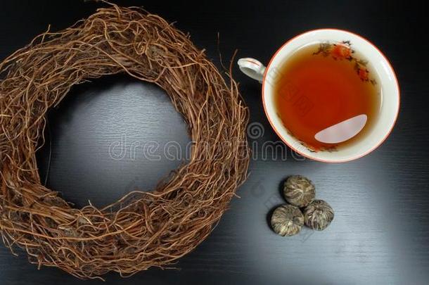 热的茶水杯子白色的其他报告和茶水花和柳条花环