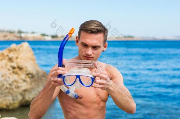 一年幼的男人一次向指已提到的人海滩和一m一sk为使用水下<strong>呼吸管</strong>潜游采用