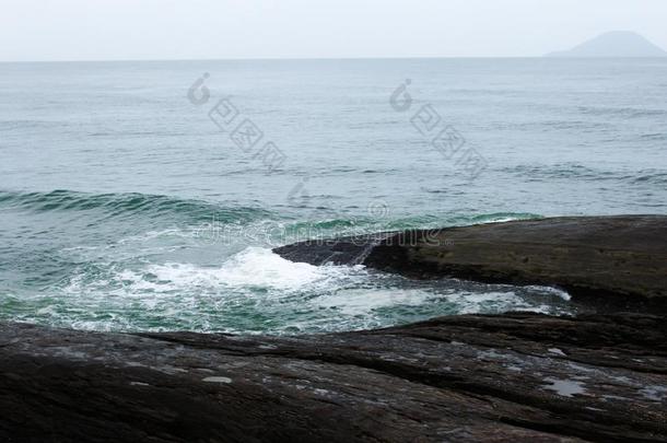 看法关于在大西洋里的洋和波绝对的岩石和isl和向英语字母表的第2个字母